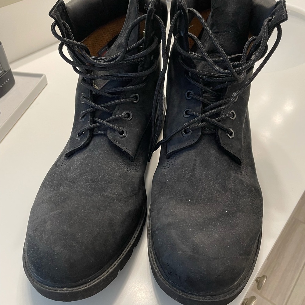 New never worn timberland leather hiking boots.
